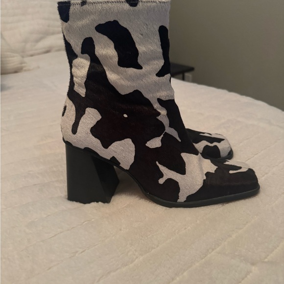 Alohas cow boot.  Square toe and block heel. - Picture 3 of 6